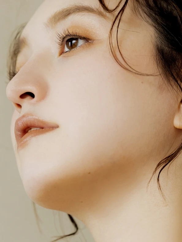女性の横顔画像